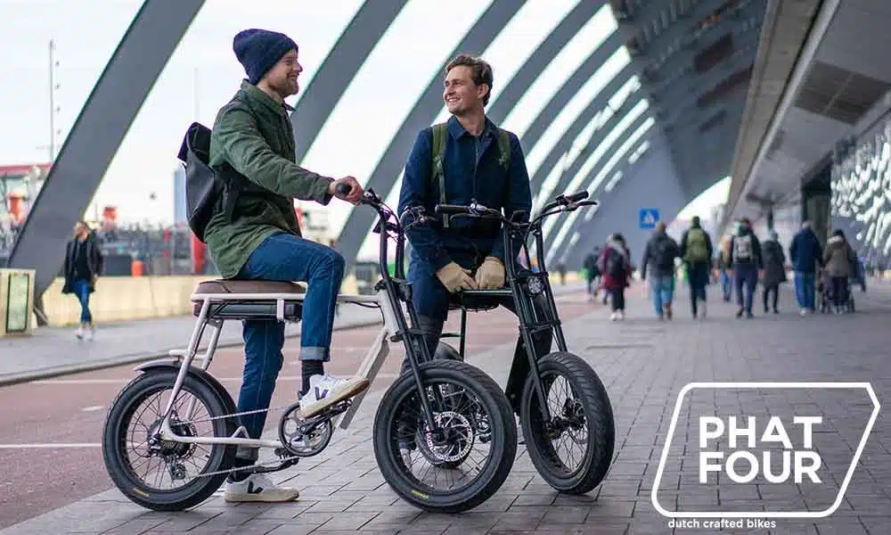 Phatfour-twee-mannen-op-fiets-op-centraal-station-amsterdam